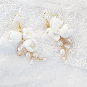 Hochzeitsohrringe mit zarten weißen Blumen, rosafarbenen Blättern und schimmernden Perlchen Hochzeitsschmuck, Brautschmuck, Ohrringe. Bild 5