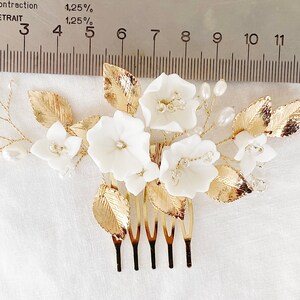 Peigne à cheveux de mariée avec fleurs et perles, or, blanc, bijoux de mariée pour mariage, coiffure de mariée, cheveux, demoiselle d'honneur, coiffure de mariée, bijoux de cheveux de mariée image 9