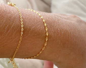 Dünnes goldenes Armband, filigrane Glieder wie Goldglitter, hauchzartes Stapelarmband, Geschenk beste Freundin