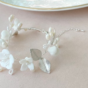 Fiori per il polso, braccialetto da sposa con perle, argento, braccialetto da sposa, regalo di nozze per la sposa, gioielli da sposa, fiori, gioielli, altare nuziale immagine 6