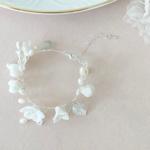 Blumen für das Handgelenk Braut Armband mit Perlen, silber, Brautarmband, Geschenk Braut Hochzeit, Brautschmuck Blumen Schmuck Trauung Altar Bild 8