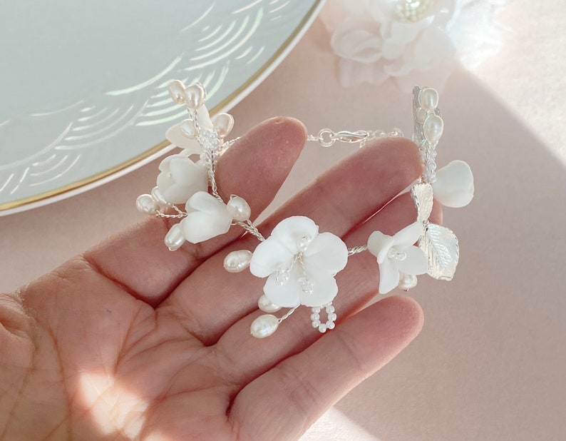 Fiori per il polso, braccialetto da sposa con perle, argento, braccialetto da sposa, regalo di nozze per la sposa, gioielli da sposa, fiori, gioielli, altare nuziale immagine 2