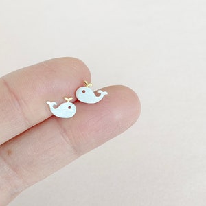 Pendientes de plata auténtica pez ballena, plata 925, pendientes pequeños para niñas, regalo de cumpleaños, joyería, mochila escolar para niñas imagen 1