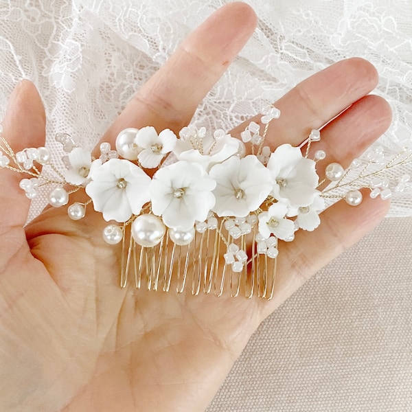 Bridal hair accessories, golden hair comb with flowers and pearls, gold white, bridal jewelry for wedding, bridesmaid headpiece, bridal hair jewelry