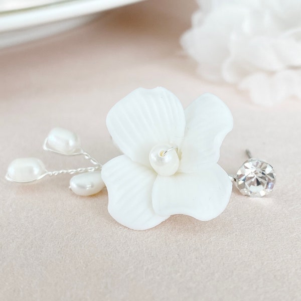 Hochzeitsohrringe weiße Blüten mit Perlen und Strass, silber weiße Brautohrringe für Hochzeit Braut Ohrschmuck Ohrhänger Blüte direkt am Ohr