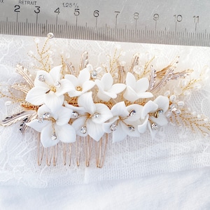 Bijoux de mariée fleurs blanches peigne à cheveux en or blanc avec fleurs Accessoires cheveux mariage perles nuptiales accessoires cheveux mariage coiffure mariage image 7