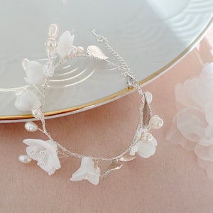 Blumen für das Handgelenk Braut Armband mit Perlen, silber, Brautarmband, Geschenk Braut Hochzeit, Brautschmuck Blumen Schmuck Trauung Altar Bild 9