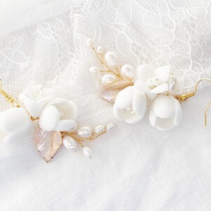 Hochzeitsohrringe mit zarten weißen Blumen, rosafarbenen Blättern und schimmernden Perlchen Hochzeitsschmuck, Brautschmuck, Ohrringe. Bild 7