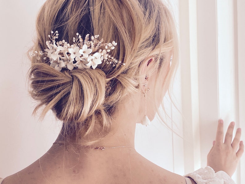 Bijoux de mariée fleurs blanches peigne à cheveux en or blanc avec fleurs Accessoires cheveux mariage perles nuptiales accessoires cheveux mariage coiffure mariage image 2