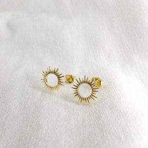 Sun stud earrings, circle earrings gold, gold stud earrings, small round stud earrings, gold plated earrings, ray earrings