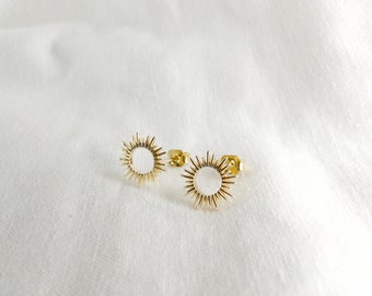 Sun stud earrings, circle earrings gold, gold stud earrings, small round stud earrings, gold plated earrings, ray earrings