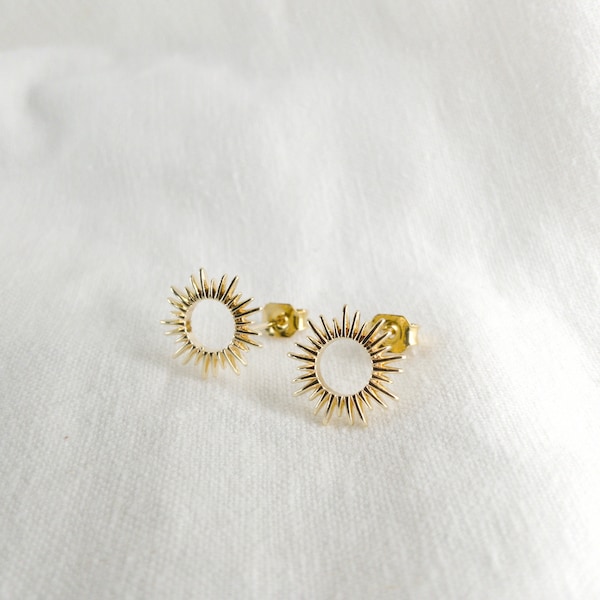 Sun stud earrings, circle earrings gold, gold stud earrings, small round stud earrings, gold plated earrings, ray earrings