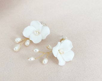 Wedding earrings white flowers with pearls and rhinestones, gold white bridal earrings for wedding, bridal earrings earrings, flower directly on the ear