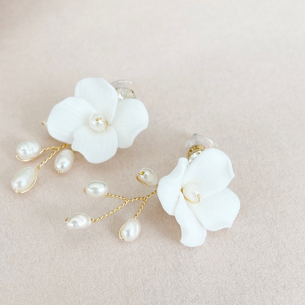 Hochzeitsohrringe weiße Blüten mit Perlen und Strass, gold weiß Brautohrringe für Hochzeit, Braut Ohrschmuck Ohrhänger, Blüte direkt am Ohr