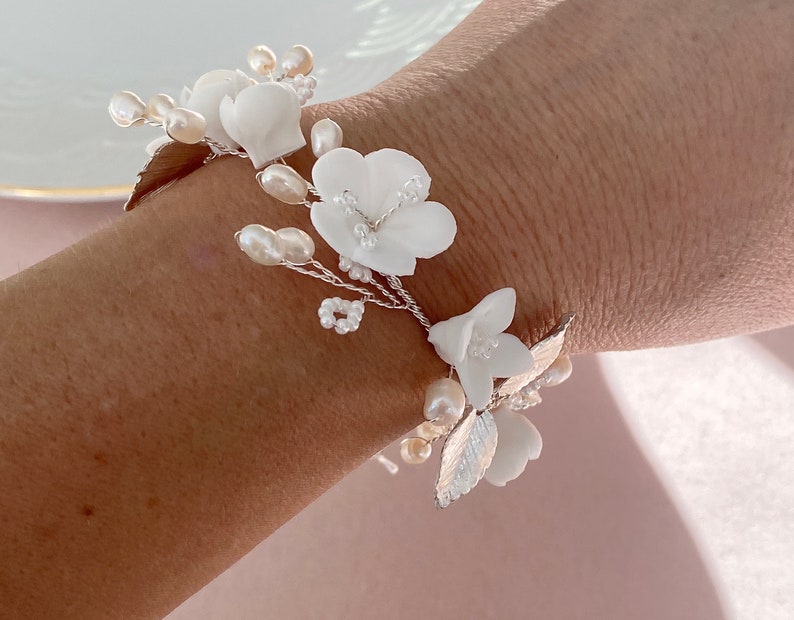 Blumen für das Handgelenk Braut Armband mit Perlen, silber, Brautarmband, Geschenk Braut Hochzeit, Brautschmuck Blumen Schmuck Trauung Altar Bild 10