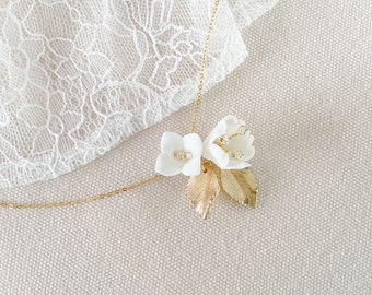 Zarte Braut Halskette mit weißen Blüten, Perlen, vergoldete Kette, Perlenkette mit Blumen feine Brautkette goldene Blätter, Hochzeitskette