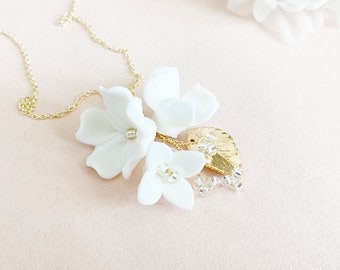 Collar para novia con flores blancas porcelana, perlas, cadena bañada en oro, collar de perlas con flores, collar de novia hojas doradas, collar de boda