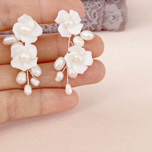 Ohrringe Braut weiße Blüten mit Perlen, silber weiße Brautohrringe für Hochzeit, Ohrschmuck Ohrhänger, Blüte direkt am Ohr, Clay Blüte