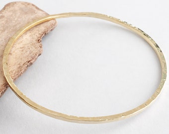 Gehämmerter schmaler Armreif, mit 24 Karat vergoldeter Armreif, minimalistischer Armreifen, Armreif schmal, filigraner Reif, Bangles gold