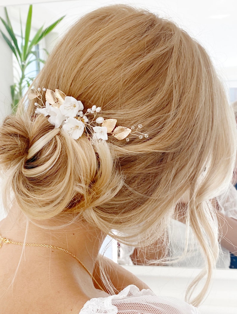 Peigne à cheveux de mariée avec fleurs et perles, or, blanc, bijoux de mariée pour mariage, coiffure de mariée, cheveux, demoiselle d'honneur, coiffure de mariée, bijoux de cheveux de mariée image 1