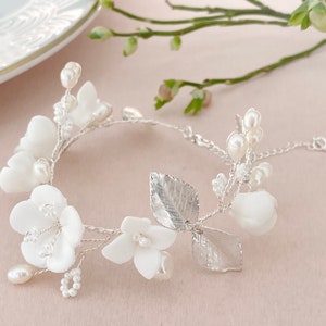 Blumen für das Handgelenk Braut Armband mit Perlen, silber, Brautarmband, Geschenk Braut Hochzeit, Brautschmuck Blumen Schmuck Trauung Altar Bild 1