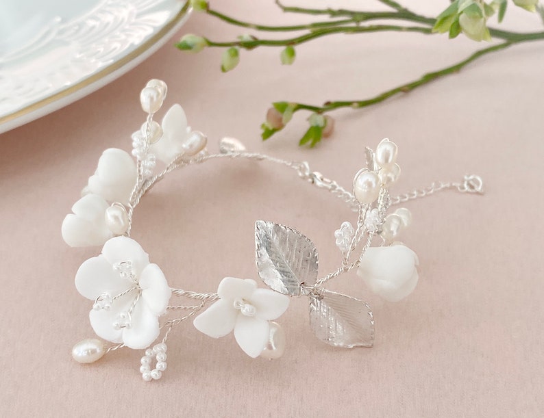 Blumen für das Handgelenk Braut Armband mit Perlen, silber, Brautarmband, Geschenk Braut Hochzeit, Brautschmuck Blumen Schmuck Trauung Altar Bild 1