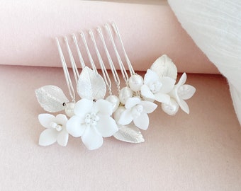 Petit peigne à cheveux argenté avec fleurs et feuilles d'argent, bijoux de mariée mariage, bijoux de cheveux de mariée, coiffure de mariée, accessoire de coiffure de mariée