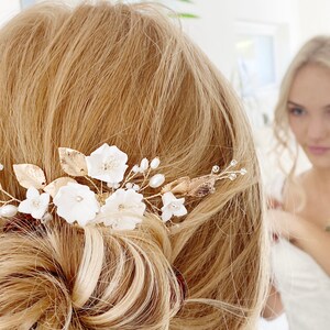 Peigne à cheveux de mariée avec fleurs et perles, or, blanc, bijoux de mariée pour mariage, coiffure de mariée, cheveux, demoiselle d'honneur, coiffure de mariée, bijoux de cheveux de mariée image 6