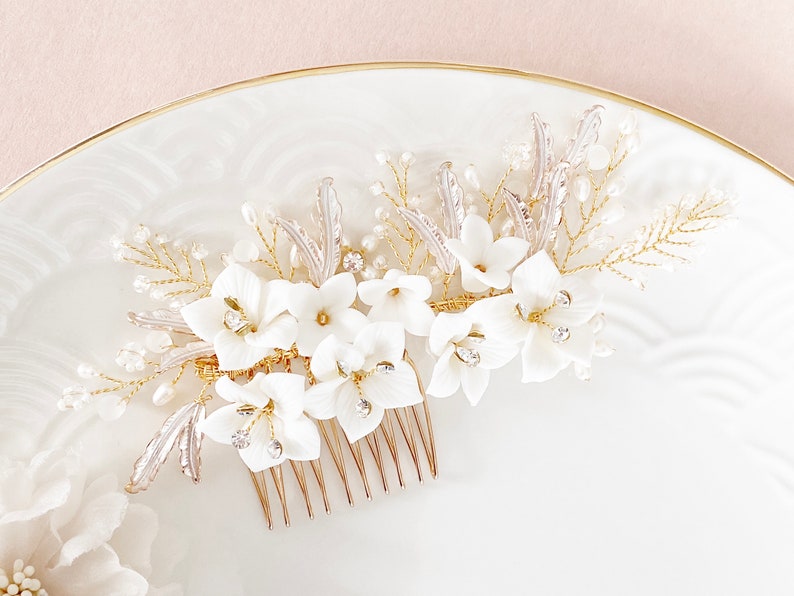 Bijoux de mariée fleurs blanches peigne à cheveux en or blanc avec fleurs Accessoires cheveux mariage perles nuptiales accessoires cheveux mariage coiffure mariage image 4