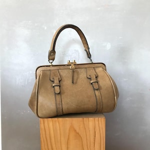 Elegant evening bag doctor&#39;s bag hanger bag from the Jaguar brand made of beige leather from the 1960s vintage