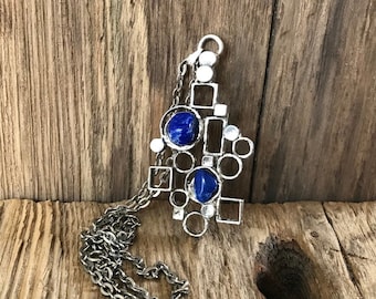 Abstract pendant silver colored metal with lapis lazuli brutalist from the 1970s modernist with chain