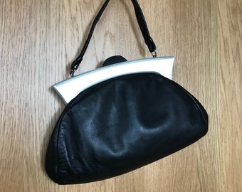 Extravagante Tragetasche Abendtasche schwarzes Leder mit Perlmuttimitat 70er Jahre