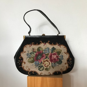 Trachtentasche mit Blumenstickerei