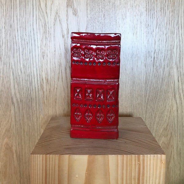 Glasierte rote Keramikvase mit geometrischem Muster hergestellt in Italien