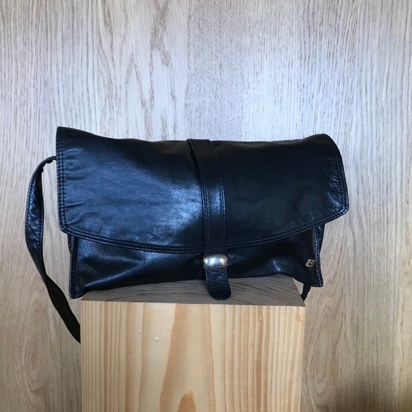 Schwarze Clutch Leder mit Umhängeriemen