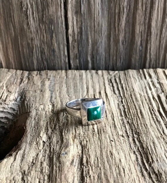 Bague Vintage Années 1970 En Métal Argenté Avec Cabochon D'agate Lignée Ambrée - Taille 63