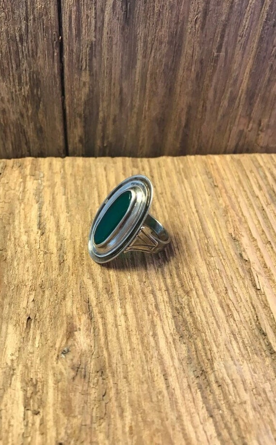 Eleganter ovaler Silberring Art déco mit grünem St