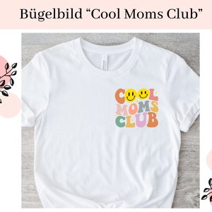 Könnte beinhalten: Weißes T-Shirt mit dem Text "Cool Moms Club" in einem farbenfrohen Retro-Design. Das Design beinhaltet zwei gelbe Smiley-Gesichter und Text in Orange, Rosa, Grün und Gelb. Das Shirt ist aus weichem Material.