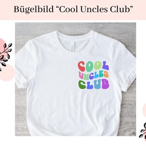 Könnte beinhalten: Weißes T-Shirt mit dem Text "Cool Uncles Club" in Regenbogenfarben.