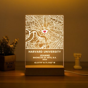 Mappa del campus con nome Luce notturna in acrilico, mappa scolastica personalizzata Regali di laurea, regali di laurea unici per lui e i suoi figli Classe del 2024