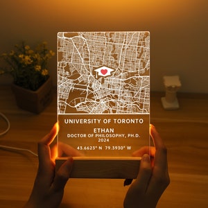 Veilleuse de remise des diplômes universitaire personnalisée, plaque personnalisée du plan du campus, cadeaux de carte avec éclairage LED acrylique, cadeau pour lui/elle promotion 2024