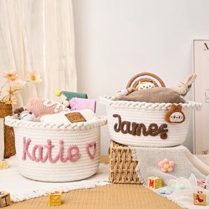Personlig babykorg med namn, handgjord babyjulklappskorg, babyshowerpresent, babykorg i repbomull, barnrumspresent bild 11