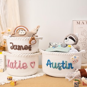 Personlig babykorg med namn, handgjord babyjulklappskorg, babyshowerpresent, babykorg i repbomull, barnrumspresent bild 12