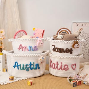Personlig babykorg med namn, handgjord babyjulklappskorg, babyshowerpresent, babykorg i repbomull, barnrumspresent bild 2