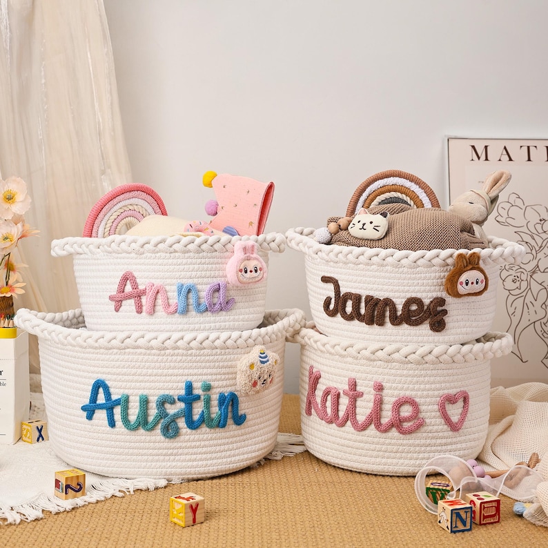 Personlig babykorg med namn, handgjord babyjulklappskorg, babyshowerpresent, babykorg i repbomull, barnrumspresent bild 2