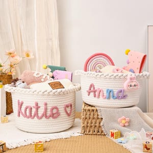 Personlig babykorg med namn, handgjord babyjulklappskorg, babyshowerpresent, babykorg i repbomull, barnrumspresent bild 3
