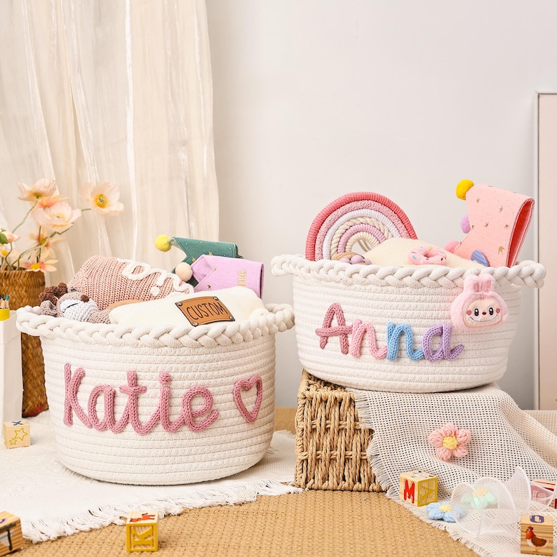 Personlig babykorg med namn, handgjord babyjulklappskorg, babyshowerpresent, babykorg i repbomull, barnrumspresent bild 3