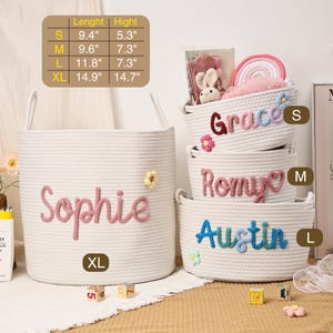 Puede incluir: Un conjunto de cuatro cestas de almacenamiento de cuerda blanca, etiquetadas S, M, L y XL. Cada cesta tiene un nombre bordado: Grace, Romy, Austin y Sophie. La cesta XL mide 37,8 cm de largo y 37,3 cm de alto.