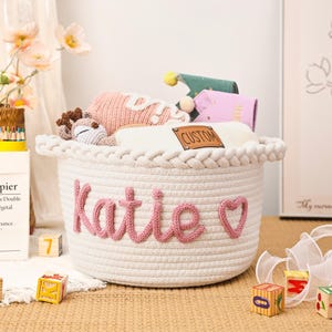 Personlig babykorg med namn, handgjord babyjulklappskorg, babyshowerpresent, babykorg i repbomull, barnrumspresent bild 9