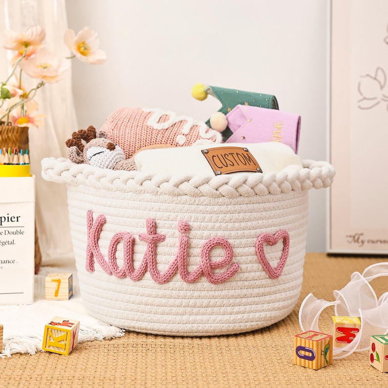 Personlig babykorg med namn, handgjord babyjulklappskorg, babyshowerpresent, babykorg i repbomull, barnrumspresent bild 9